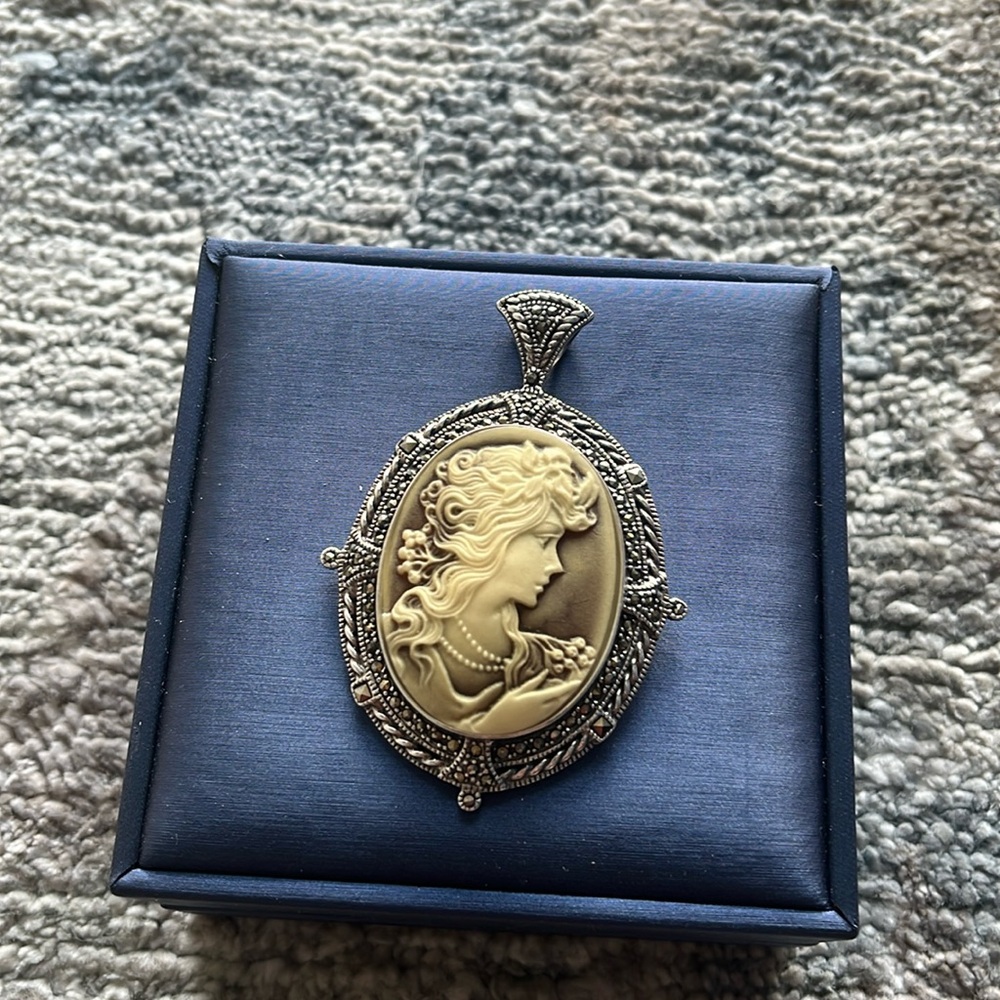 Italian hand made Camilo pendant set in silver
